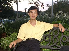 杨坤茂参加美国纽约法轮大法修炼心得交流会,在住宿饭店前的小庭园留影