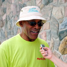 游行总指挥克莱曼•奥利弗说天国乐团队伍整齐,很有纪律。