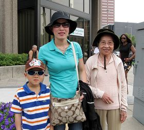 来自越南的考阿第一次看到天国乐团,很喜欢