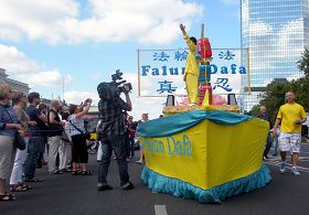 华沙多元文化节,法轮功学员参加花车大游行