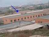 '龚家湾洗脑班非法关押法轮功学员的黑窝(箭头指的二层楼)'
