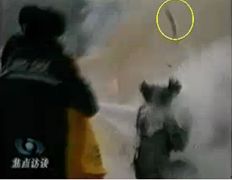 CCTV“自焚”节目慢动作分析-2:重物猛击刘的头部后被弹起