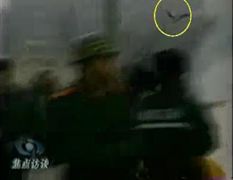 CCTV“自焚”节目慢动作分析-3:重物逆着灭火器喷射流飞向警察