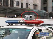 警车配上全方位音视频侦察系统,车顶上是(红圈处)可以360°旋转的探测器。