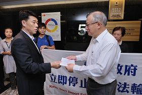南韩领事馆领事朴光柱(前左)接收香港法轮功学员致南韩总统李明博的声明信函。