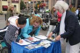 人们对中国正在发生的迫害感到震惊,停下来签名支持法轮功