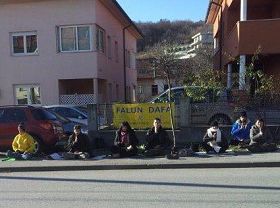 '法轮功学员在中使馆门前和平抗议,反迫害。'