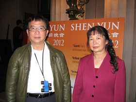 秦先生和朋友结伴前来观看神韵。他们说,神韵名不虚传。