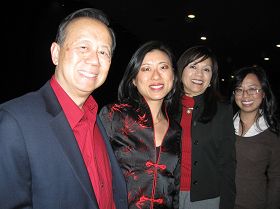 华裔医师陆孝先偕同太太(右二)与二个女儿都表示非常喜爱神韵。