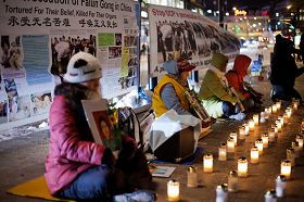 酷刑受害者纪念日,芬兰法轮功学员烛光悼念被迫害致死的同修