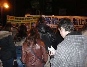 夜幕降临,声援法轮功的人们仍络绎不绝