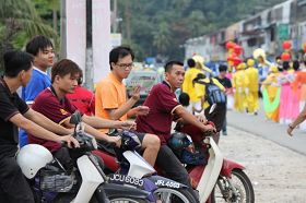 民众驻足观赏,有的马上阅读资料了解真相