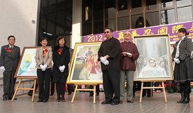 二零一二年一月七日,南投“真善忍国际美术巡回展”开幕,由左至右分别为南投县书法家谢坤山、新三才文化协会理事长张锦华、南投县美术协会的理事长姚淑芬、南投县政府文化局局长游守中、艺术家宁可和南投县议员廖梓佑等六位来宾参与揭画仪式。