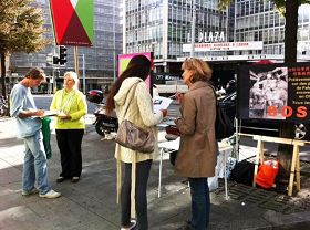 瑞士民众签名,呼吁调查中共活摘法轮功学员器官暴行