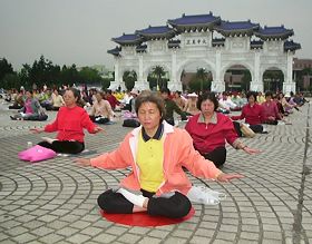 源自于“法轮大法”开启智慧,詹花微(右一)从目不识丁到亲手整理资料,锲而不舍地为可贵的中国人讲清真相