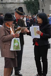'奥地利萨尔斯堡老城市中心广场上,人们纷纷签名谴责中共活摘器官暴行'