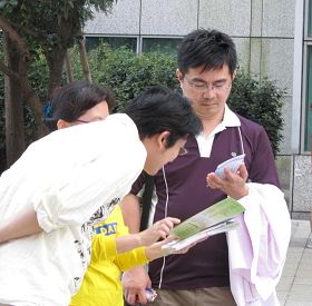 '民众喜获法轮大法讯息,仔细阅读真相简介。'