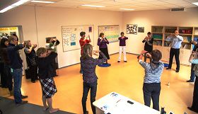 塔林精神健康展览会上,人们踊跃学炼法轮功