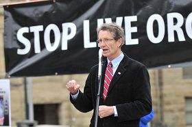 '亚省省议员,前自由党领袖大卫•斯旺(David Swann)博士在集会上发言。'