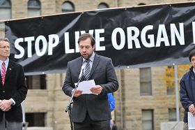 '加拿大国会议员罗伯·安德斯(Rob Anders)的执行秘书在集会上宣读了安德斯议员的支持信。'