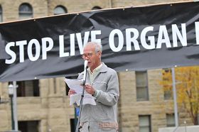 '卡城民主促进会的主席汤先生表示,揭露真相,结束暴政。'