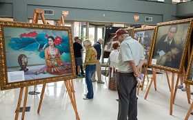 密苏里州圣彼得市政大厅里,人们认真欣赏真善忍国际美展画作