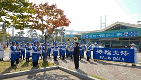 天国乐团在平泽港国际客运码头,为众多华人和韩国市民们演奏