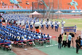 身着古装,雄壮威武的天国乐团演奏“法轮大法好”,引领选手们与会旗进场。