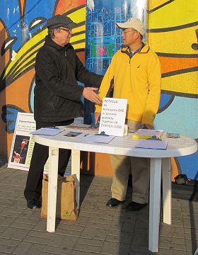 这位民众在征签簿上签名后跟学员说:“你们做的好,坚持住,我们支持你们!”