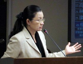 '台湾立委田秋堇十月四日于立法院质询卫生署署长邱文达,要求赴中国大陆移植术后必须登录'