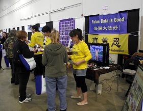 法轮功学员应邀参加第二十届爱达荷州健康博览会,向当地民众传播法轮功的真相。许多民众在展位前,驻足了解真相。