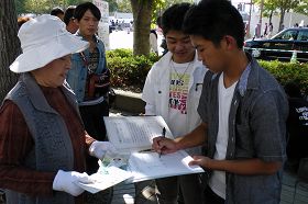 日本东广岛市第二十三届酒节上,游客签名谴责中共活摘器官