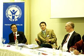 德国国际人权协会开记者招待会揭露中共活摘法轮功学员器官,图为(从左至右)国际人权协会理事吴曼杨、法轮功学员张而平、国际人权协会理事会发言人莱森廷。(摄影:李青松)