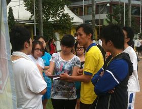 棉兰独立公园里,法轮功学员向民众讲真相,征集签名