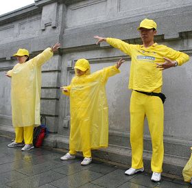 '任职中坜中原国小的黄姓夫妻修炼六年,家庭气氛和睦融洽。'