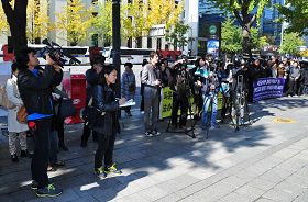 “中共活摘器官真相调查委员会”在韩国首尔媒体中心大楼前举行新闻发布会,谴责韩国政府在中共压力下掩盖中共活摘器官的罪行。