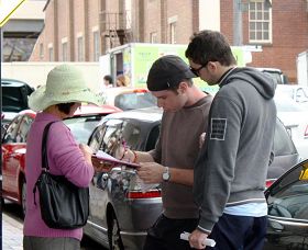 '卢卡和爱德华签名谴责中共迫害,并对法轮功学员说:“谢谢你给我们这个机会!”'