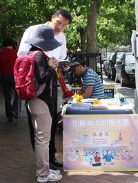 '华人:“我也要修炼法轮大法,哪里能买书和炼功?”'