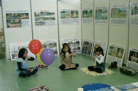 上小学四年级的女孩(中)学炼法轮功第五套功法