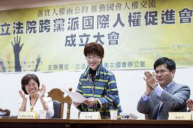 '二零一二年十一月二十三,台湾立法院正式成立“立法院跨党派国际人权促进会”,立法院副院长洪秀柱(中)到场祝贺,并宣读院长王金平的书面致词。'