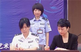 辽宁省女子监狱监狱长杨莉与沈阳安娜服装公司签订所谓的“服装生产协议”(网络图片)