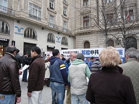 萨拉格萨市民纷纷前来了解真相,踊跃签名声援法轮功