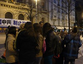夜幕降临,市民们仍踊跃签字声援法轮功