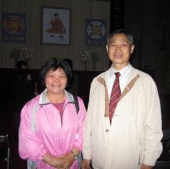 '素珠目睹发生在先生施合烟身上的奇迹,跟着修炼大法。'