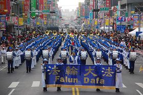 '天国乐团行进在嘉义市最热闹的中山路圆环,民众夹道欢呼'