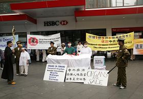 '悉尼声援三退集会现场,揭露中共迫害法轮功的模拟演示'