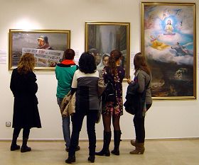 巴塞罗那市Urgell文化中心展览馆内,观众参观真善忍美展