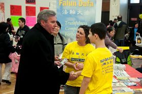 麻州众议员艾尔斯(左)鼓励年轻的法轮功学员鲍比(右)坚持自己的信仰