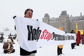 来自加拿大东部三百多名法轮功学员顶着漫天飞雪,在严寒中呼吁总理访华期间发声制止迫害。