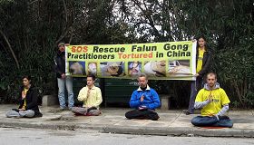 希腊首都雅典,1月27日,法轮功学员在中使馆对面反迫害。